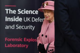 &nbsp;La regina Elisabetta II in visita al Defence Science and Technology Laboratory