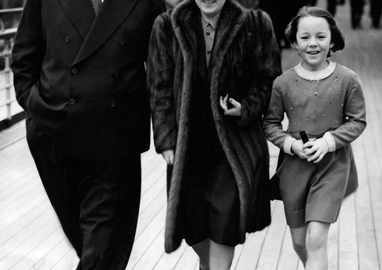 Afred Hitchcock, sua moglie Alma Reville e una piccola Pat, in una foto del 1939