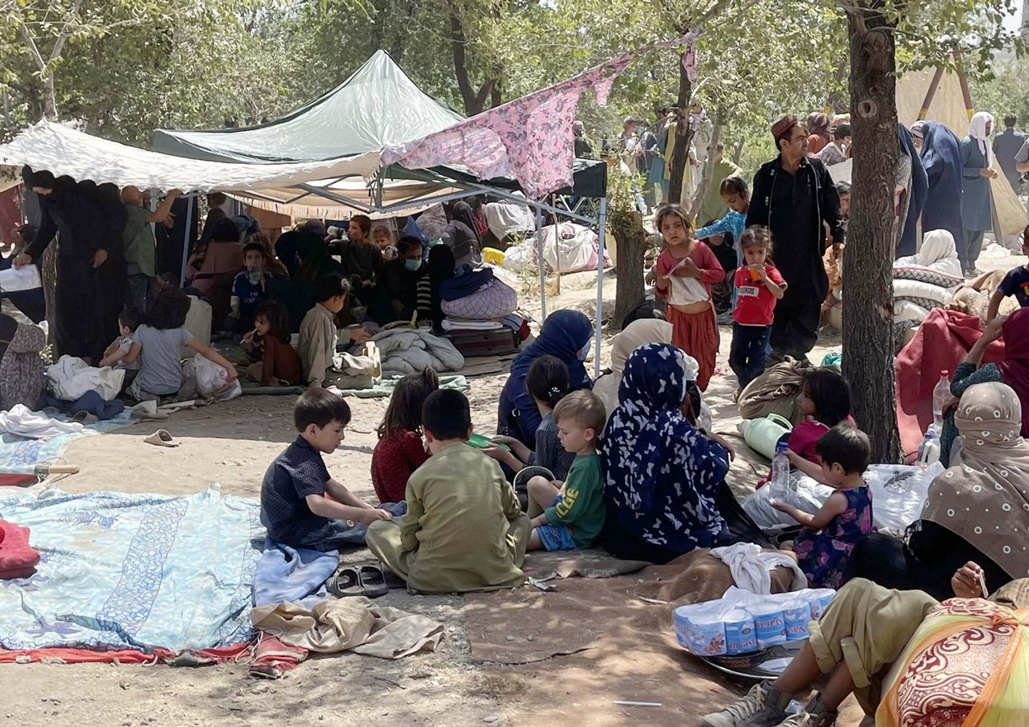 Famiglie afghane in fuga dall'offensiva dei talebani