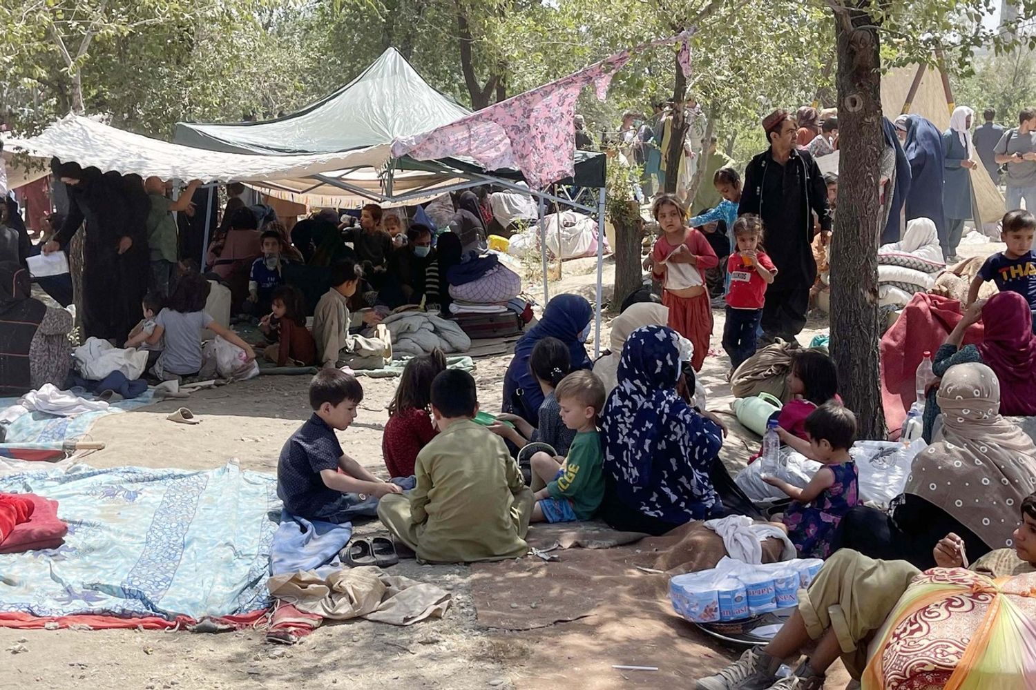 Famiglie afghane in fuga dall'offensiva dei talebani