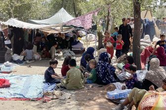 Famiglie afghane in fuga dall'offensiva dei talebani