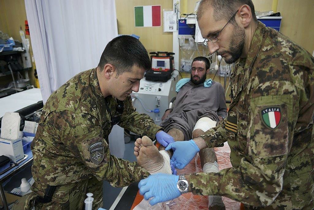 Militari italiani prestano soccorso a popolo afghano