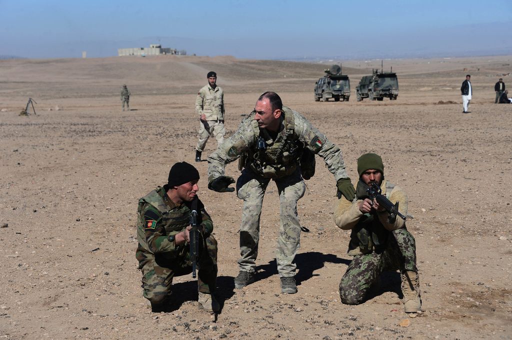 militari italiani addestrano milizie locali in Afghanistan