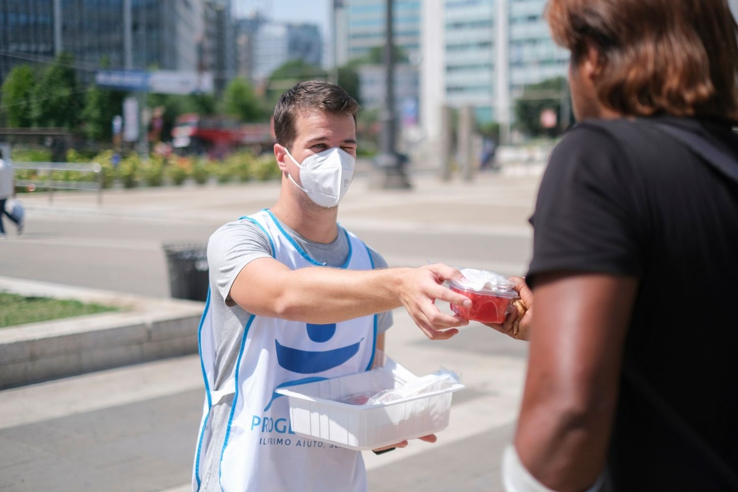 Distribuzione di angurie ai senzatetto a Milano