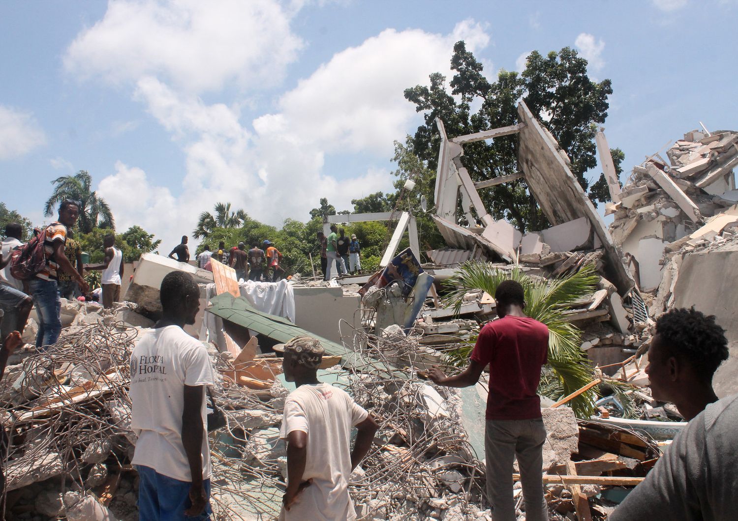 Un hotel crollato a Les Cayes, nella parte sudoccidentale di Haiti