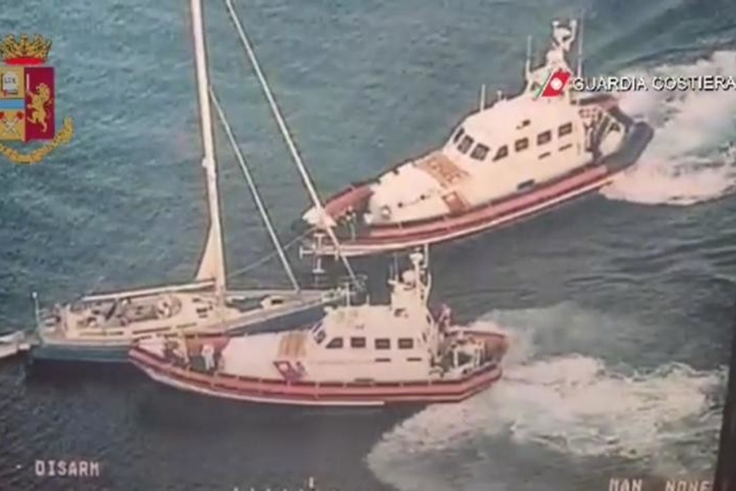 L'imbarcazione intercettata dalla guardia costiera