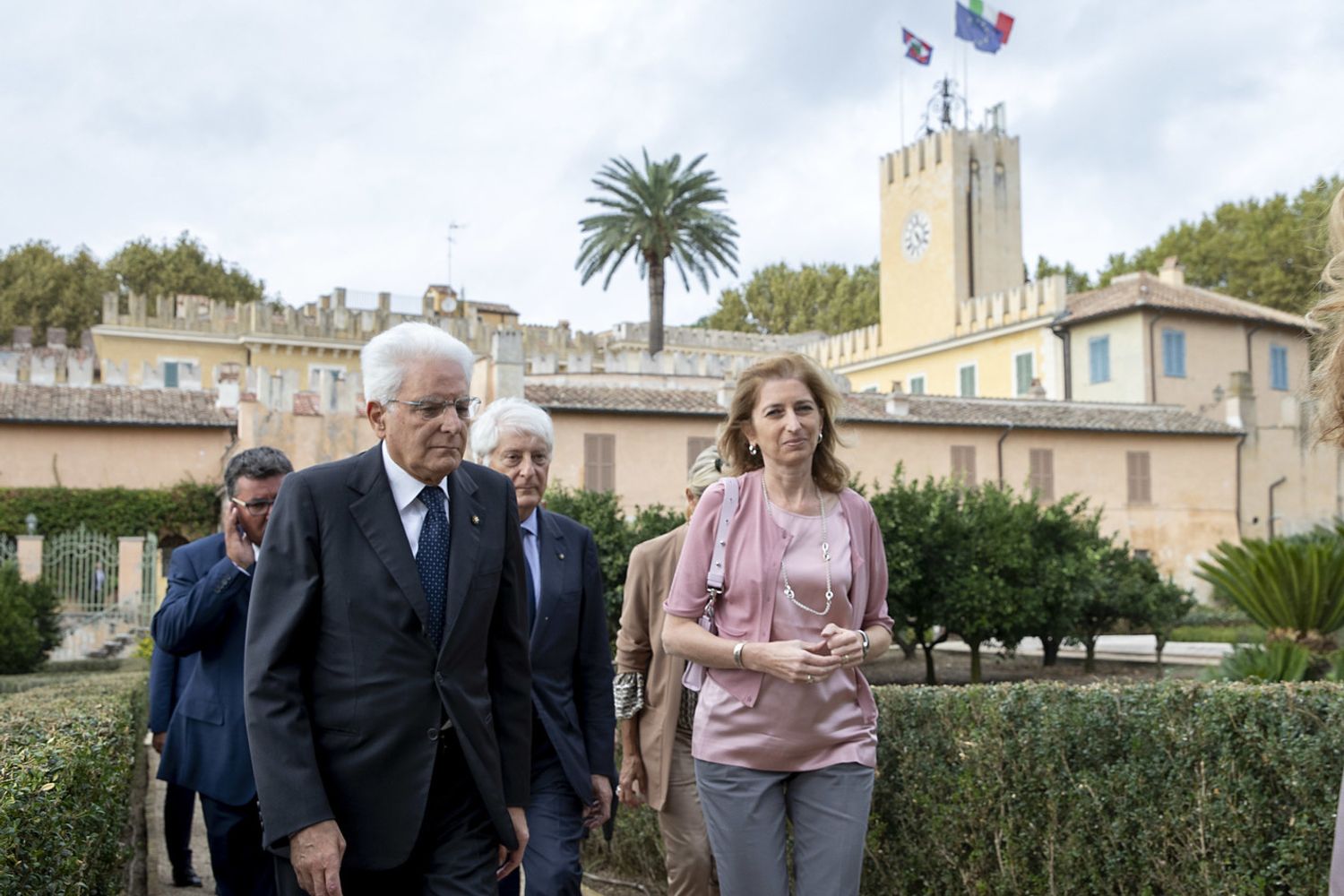Il presidente Mattarella con la figlia Laura nella tenuta di Castel Porziano in una immagine di repertorio