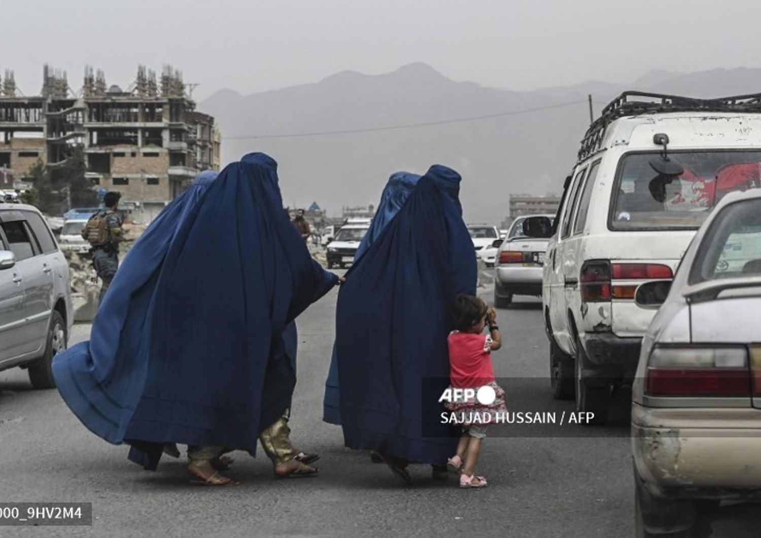 Donne afghane che indossano il burqa salgano su un taxi a Kabul&nbsp;
