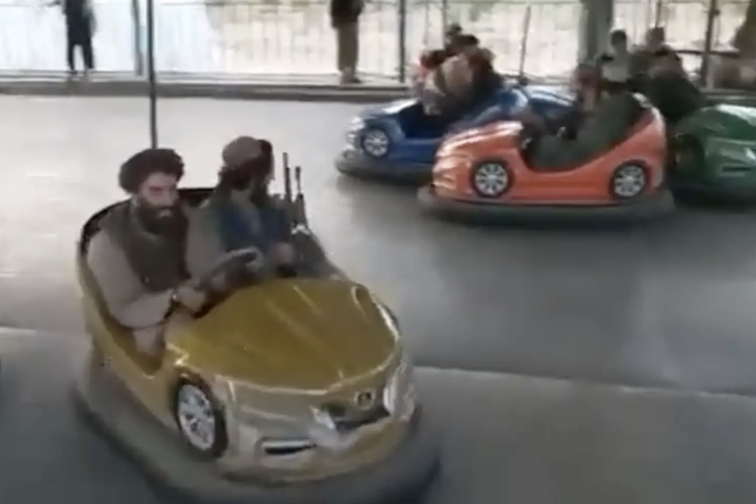 Talebani in autoscontro