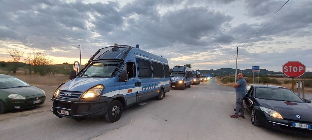 L'intervento della Polizia nel luogo del rave del viterbese