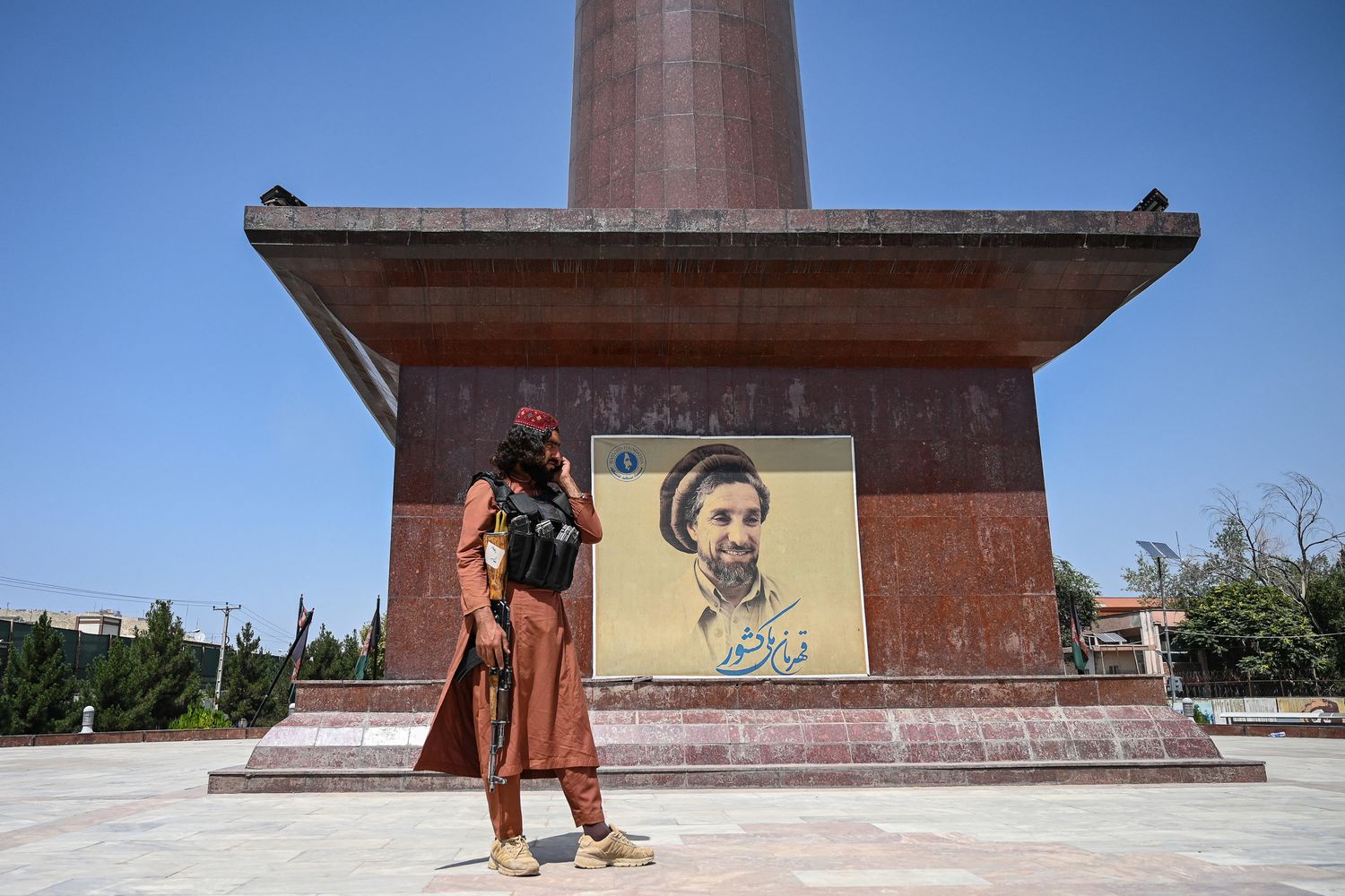 Un guerrigliero talebano davanti a un ritratto del comandante Massoud, il leone del Panshir, a Kabul