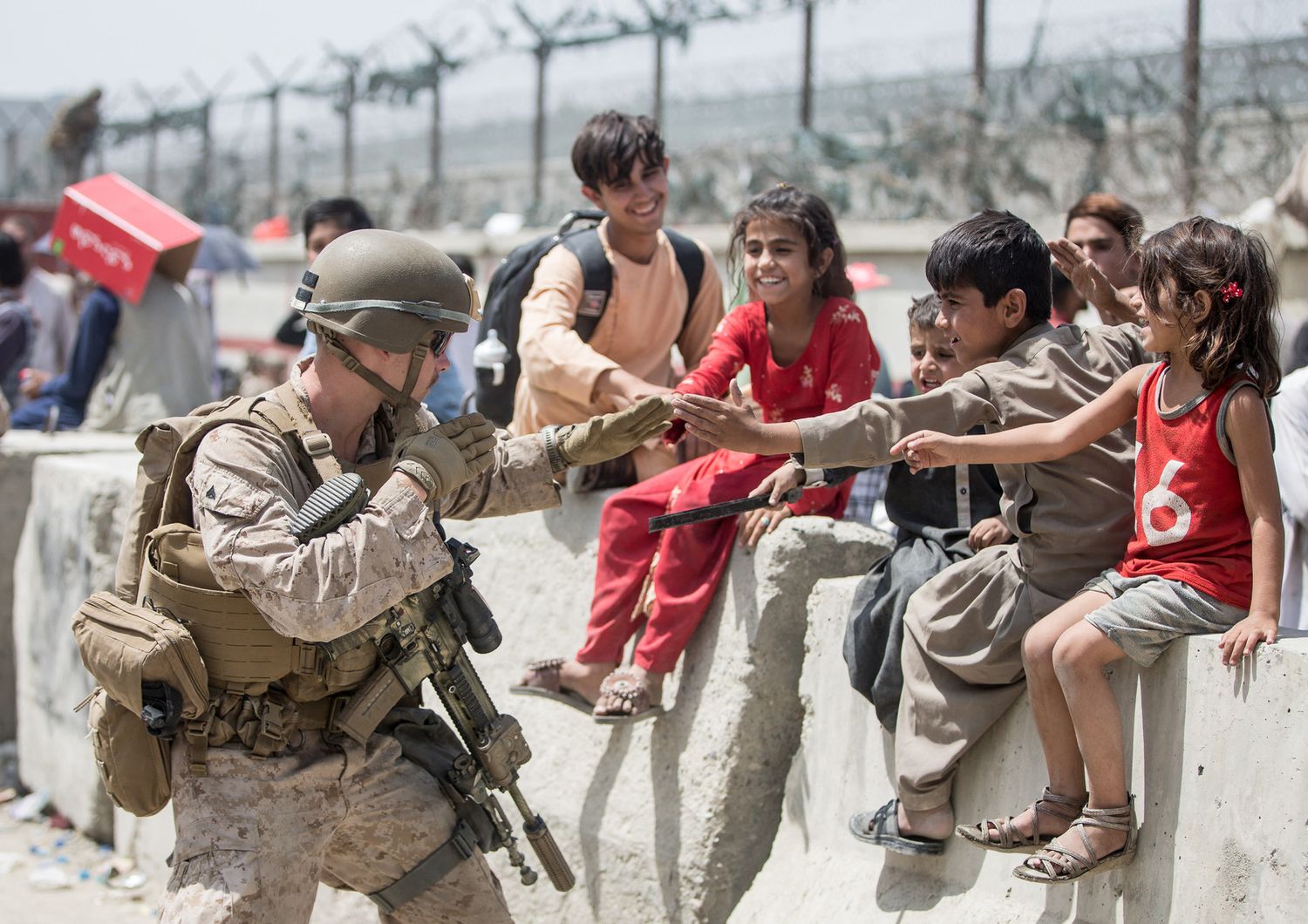 Un soldato americano con bambini afghani all'aeroporto di Kabul