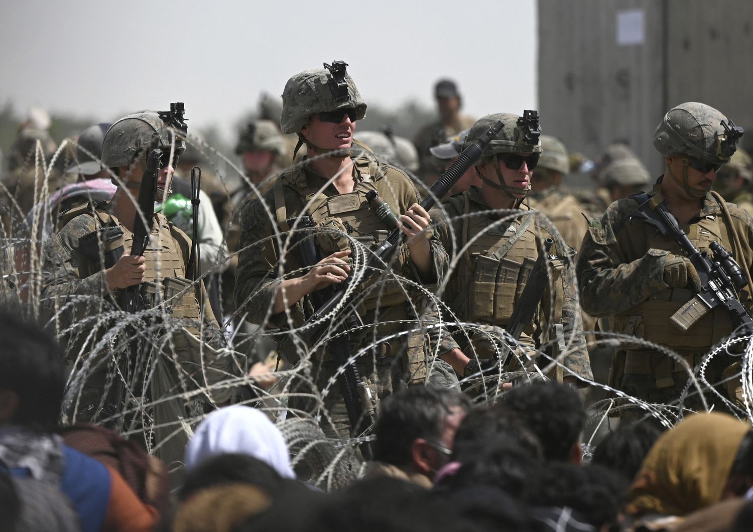 Soldati Usa a guardia del perimetro dell'aeroporto di Kabul