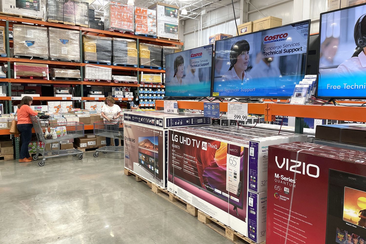 Televisioni in mostra in un negozio