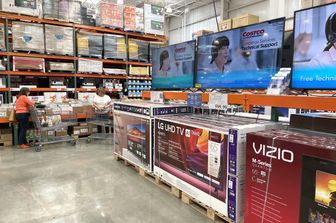 Televisioni in mostra in un negozio