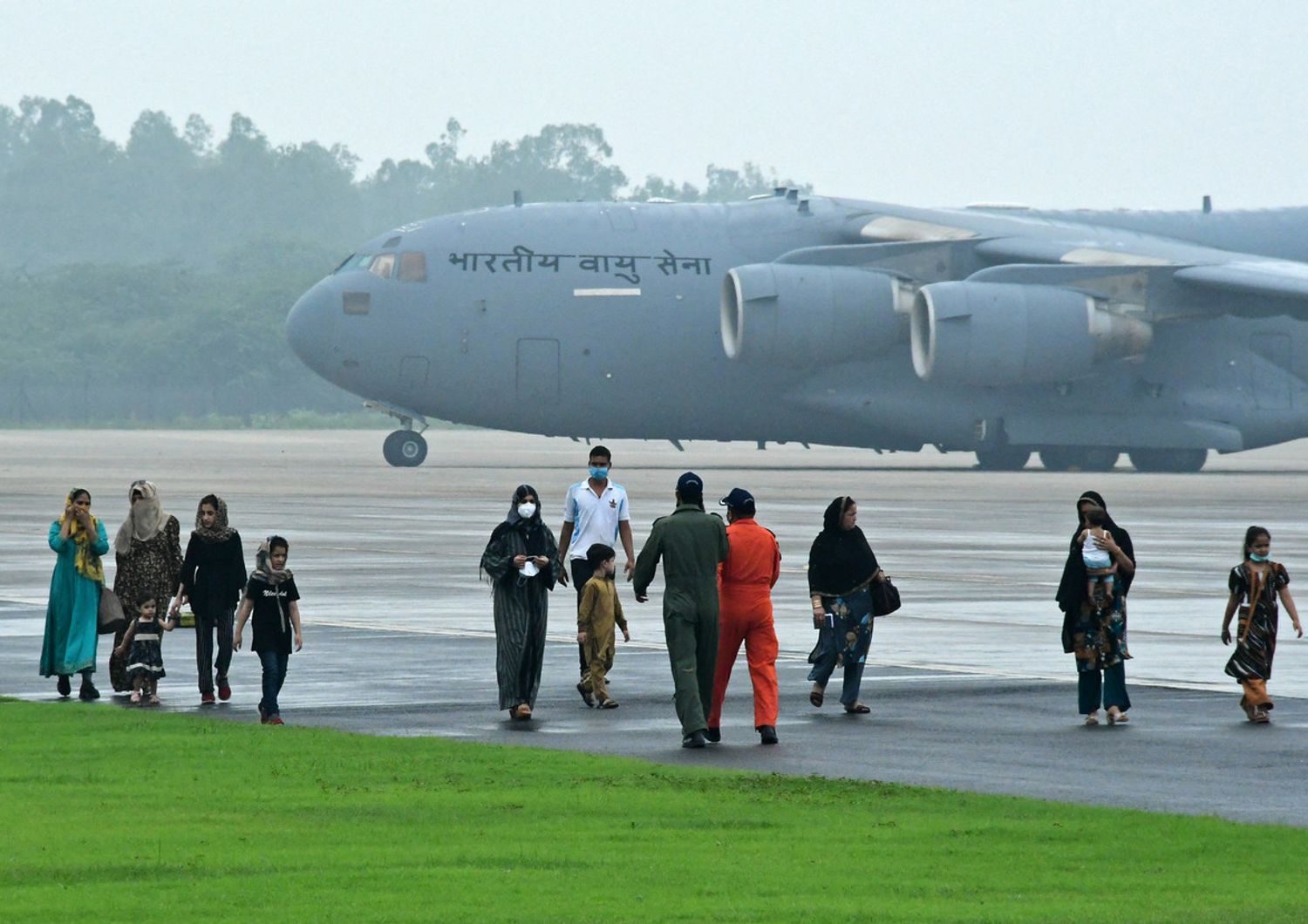 Alcuni cittadini indiani evacuati dall'aeronautica del Paese