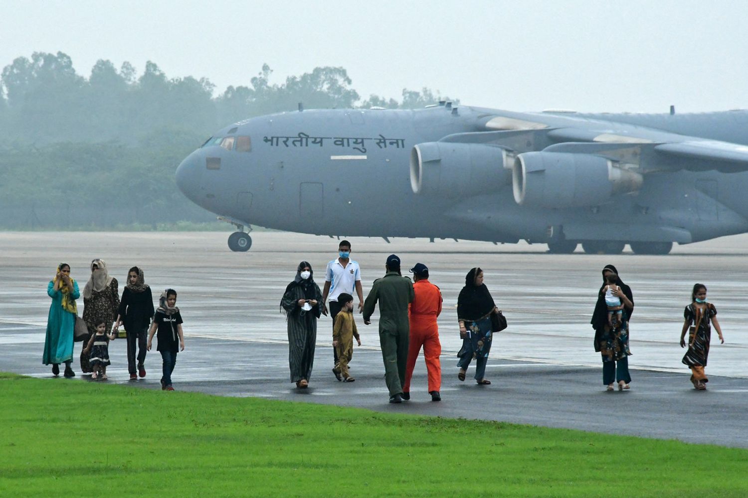 Alcuni cittadini indiani evacuati dall'aeronautica del Paese