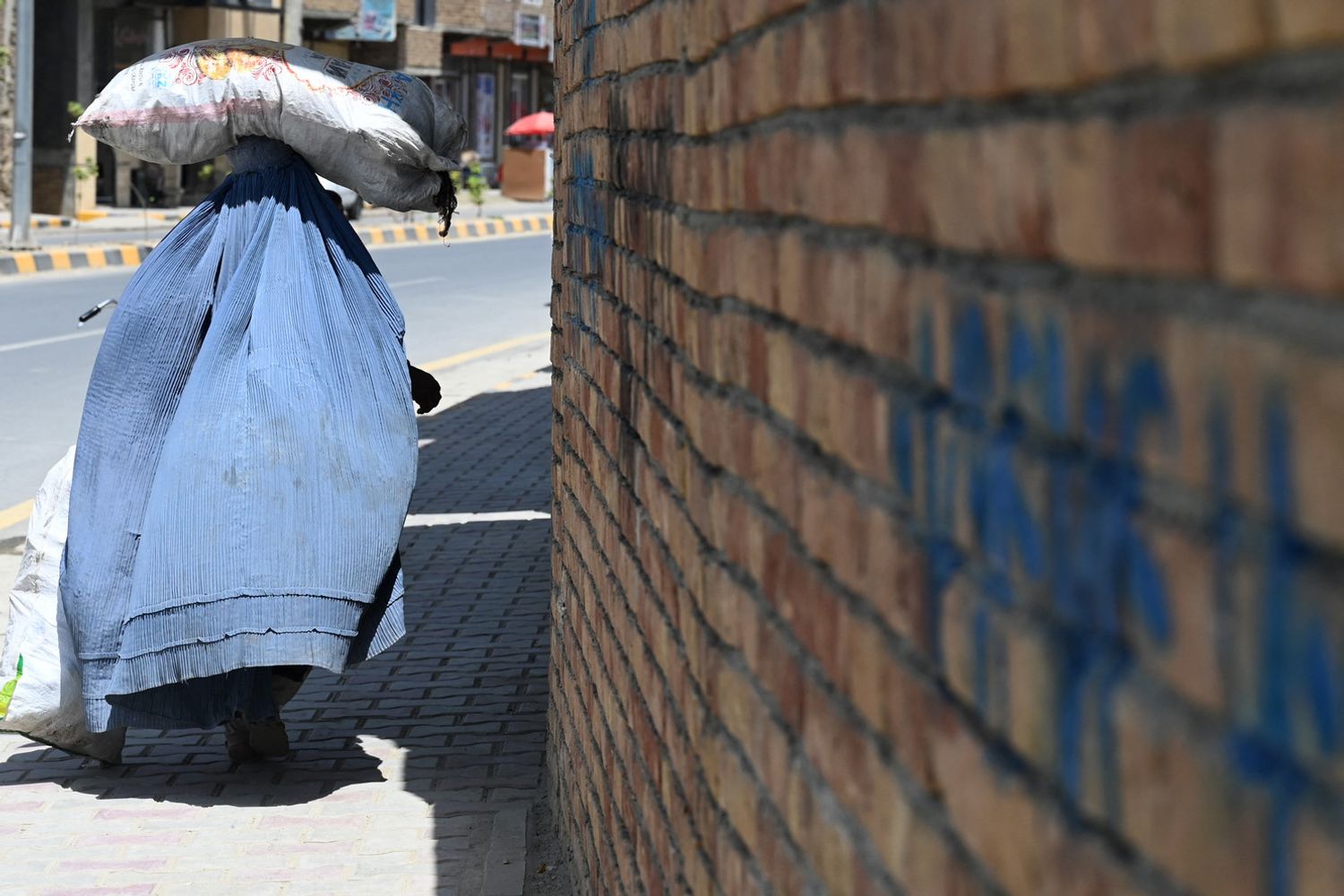 Una donna afghana col burqa in una strada di Kabul&nbsp;