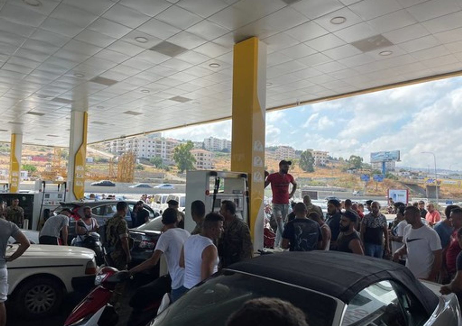 Beirut, libanesi in fila a una stazione di carburante&nbsp;