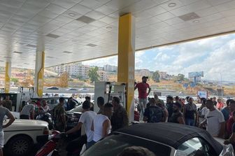 Beirut, libanesi in fila a una stazione di carburante&nbsp;