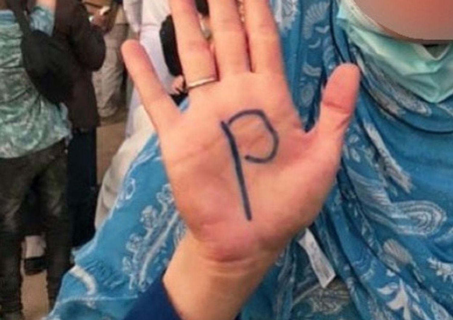 La P disegnata sulla mano delle attiviste di Pangea, lasciapassare per la fuga&nbsp;