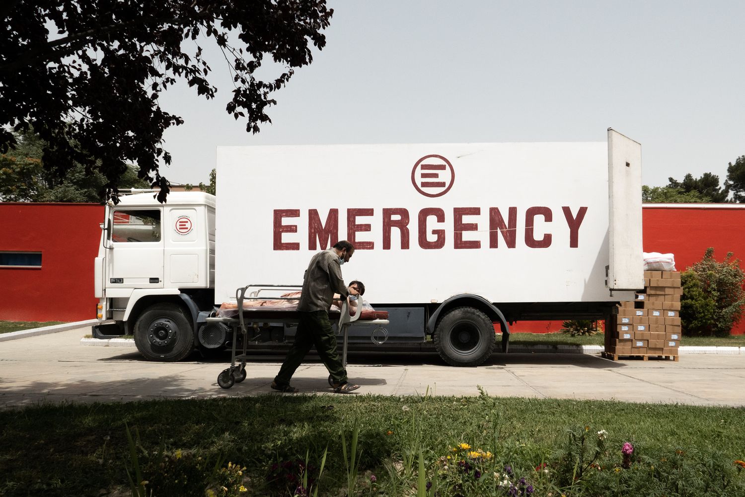 Un ferito viene trasportato nell'ospedale Emergency di Kabul