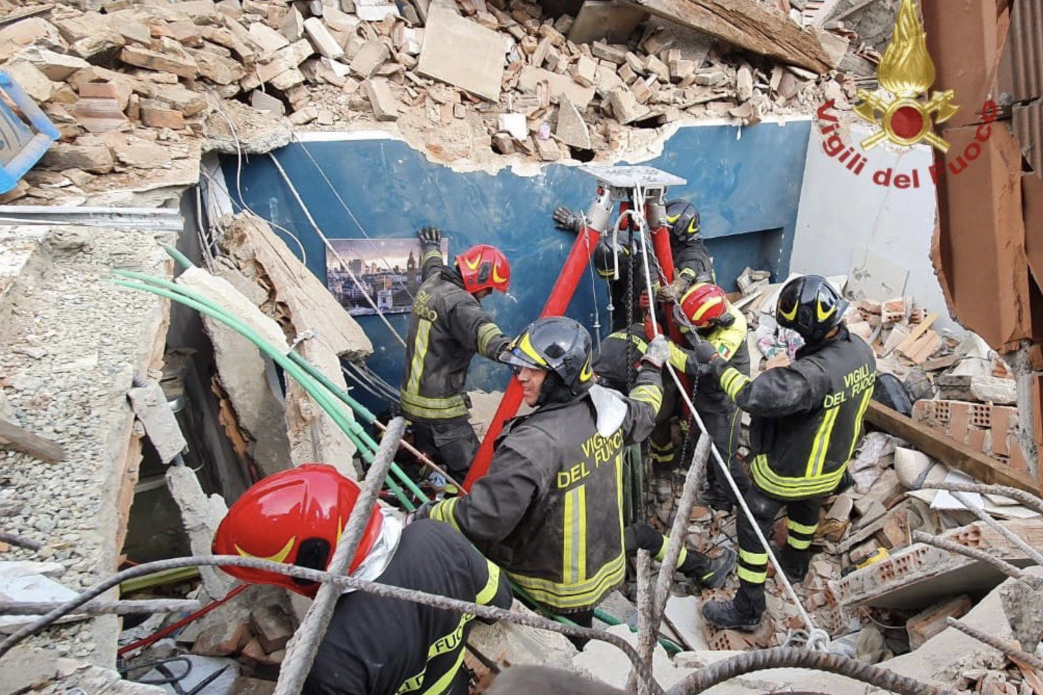 L'intervento dei vigili del fuoco nel luogo del crollo della palazzina a Torino