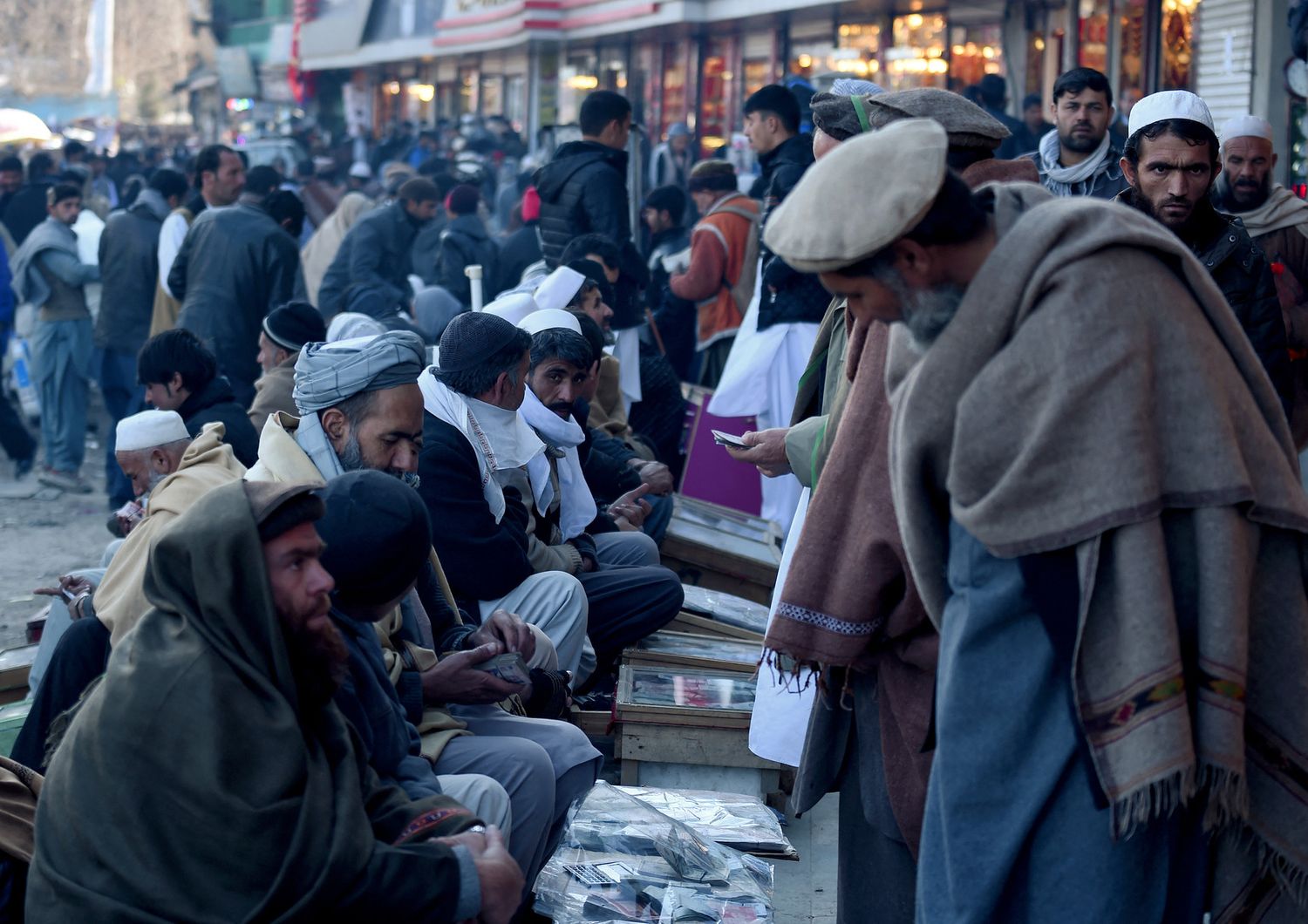 Cambiavalute in una strada di Kabul