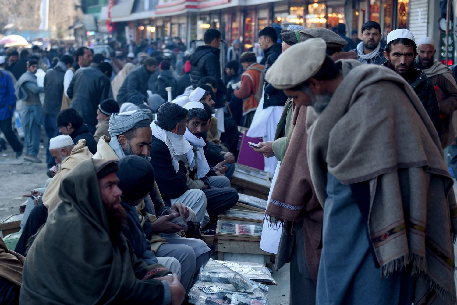 Cambiavalute in una strada di Kabul