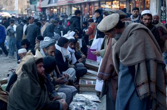 Cambiavalute in una strada di Kabul