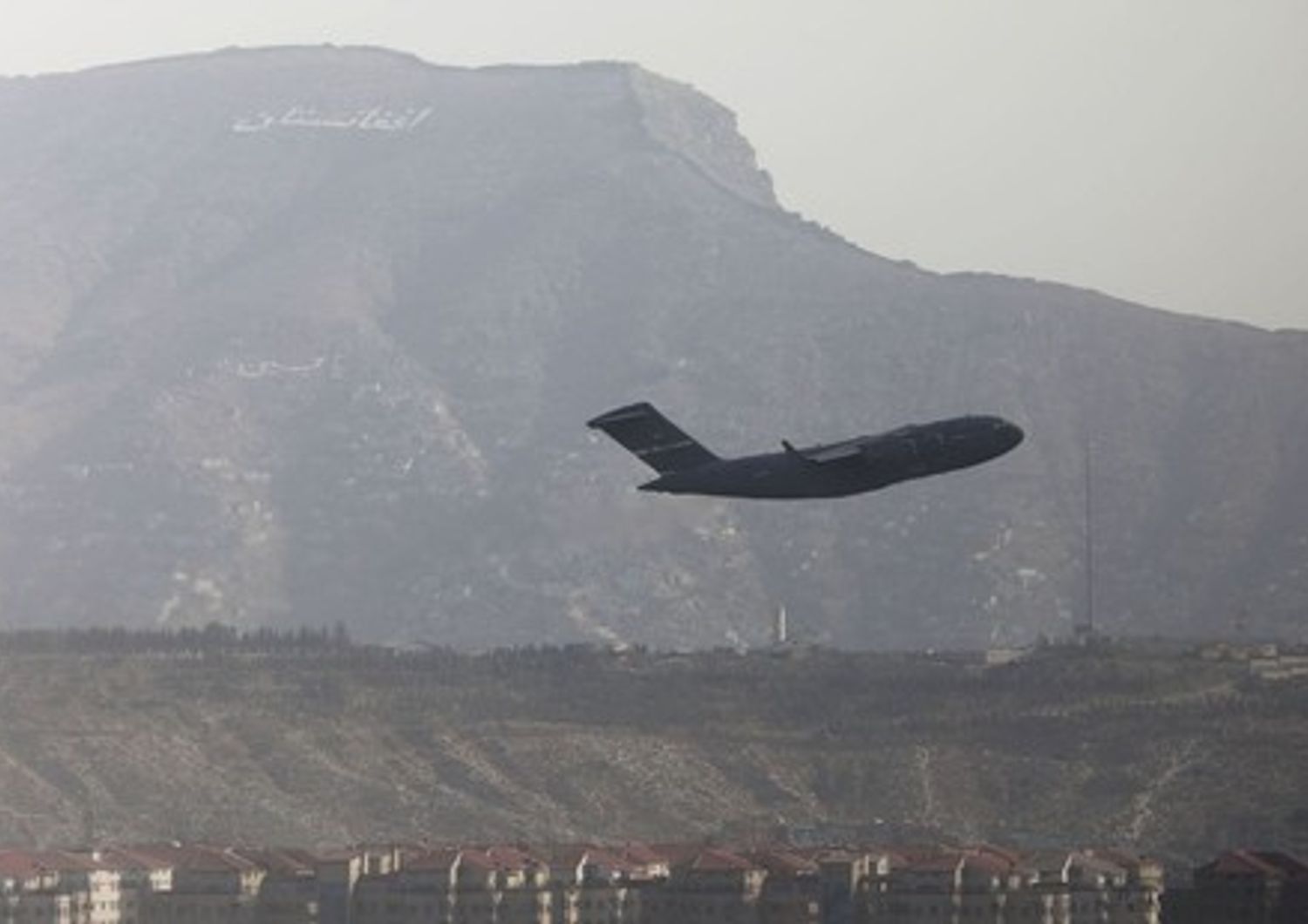 Il decollo di un aereo militare da Kabul, Afghanistan