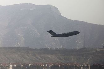Il decollo di un aereo militare da Kabul, Afghanistan