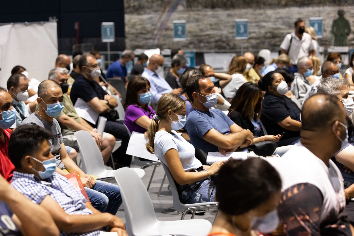 Giovani in attesa di vaccinarsi nell'hangar Bicocca&nbsp;