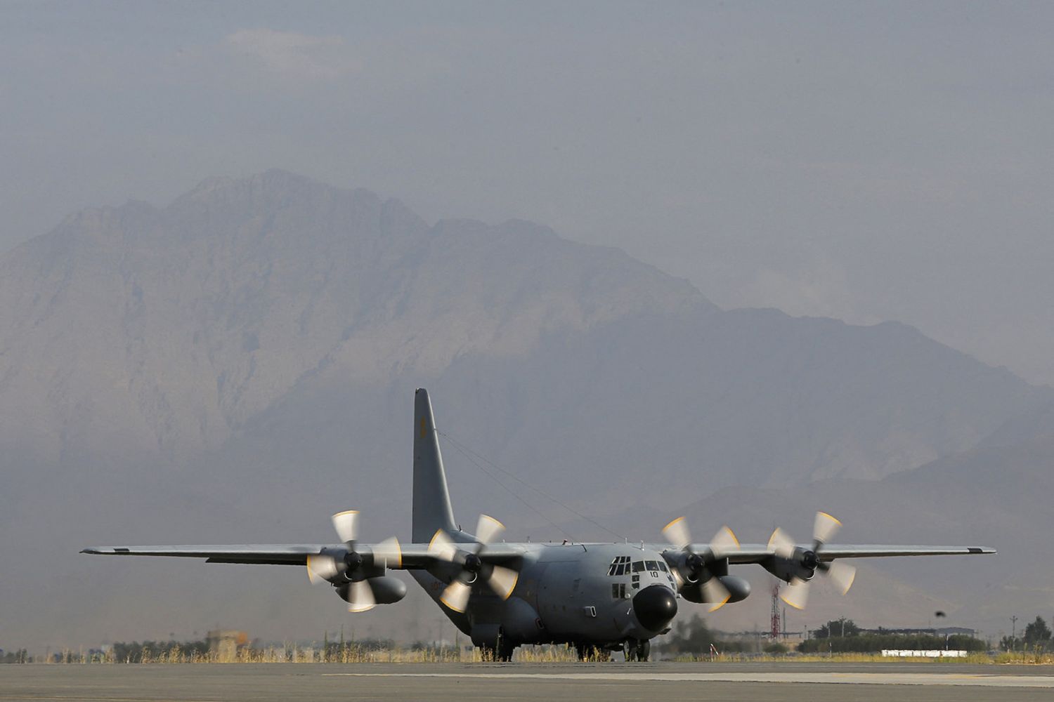 Un C-130 in fase di decollo da Kabul