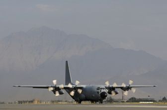 Un C-130 in fase di decollo da Kabul