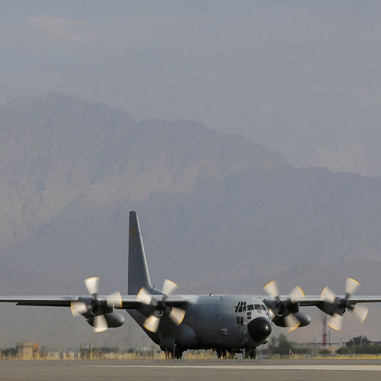 Un C-130 in fase di decollo da Kabul