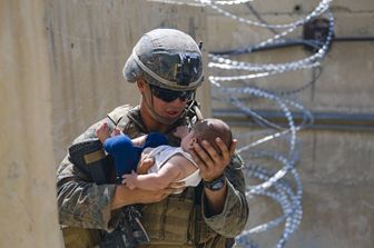 Un Marine tiene in braccio un neonato durante l'evacuazione da Kabul
