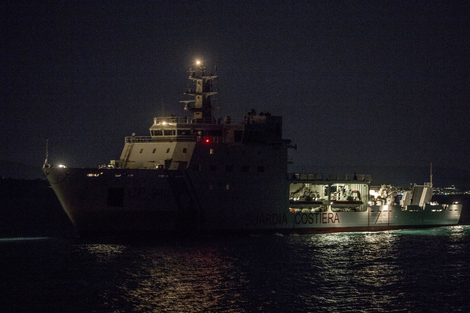 &nbsp;I migranti vengono trasferiti dall'hotspot di Lampedusa verso la Sicilia