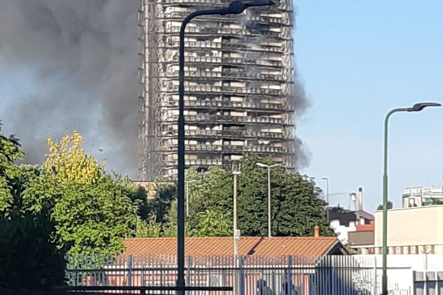 Palazzo in fiamme a Milano