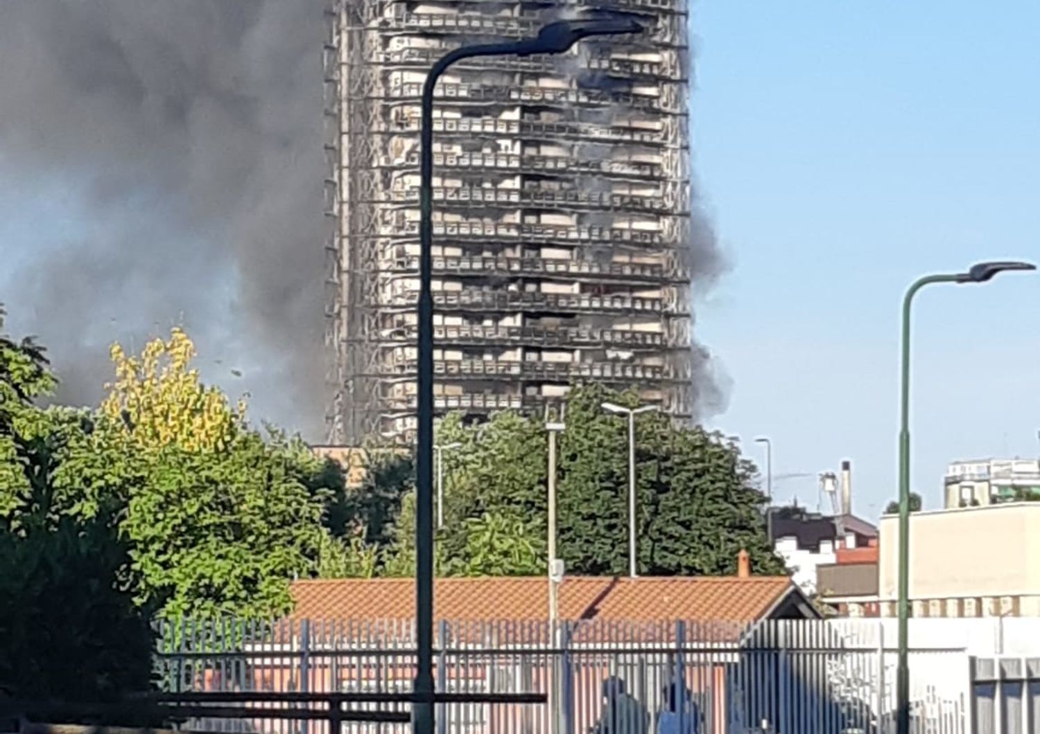 Palazzo in fiamme a Milano