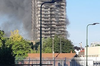 Palazzo in fiamme a Milano