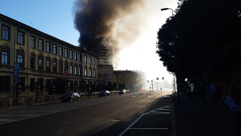 Palazzo in fiamme a Milano