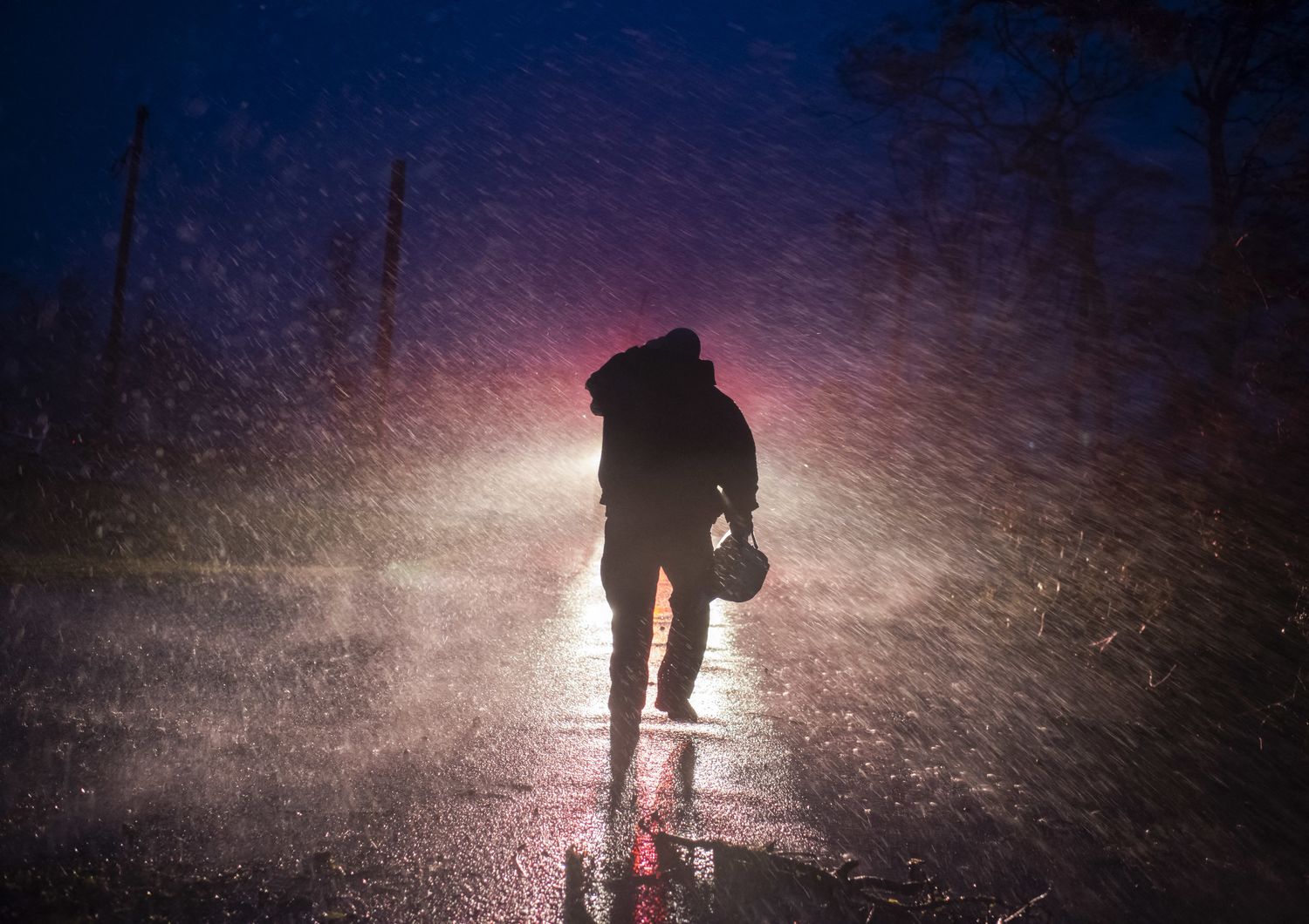 Un uomo sotto le forti piogge causate dall'uragano Ida, in Louisiana