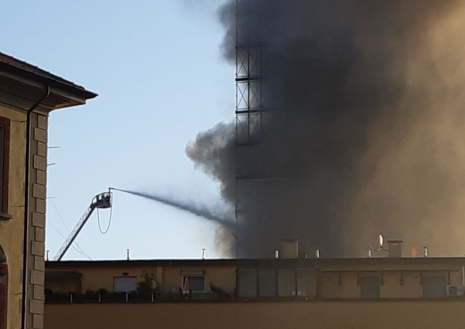 L'incendio alla Torre dei Moro a Milano