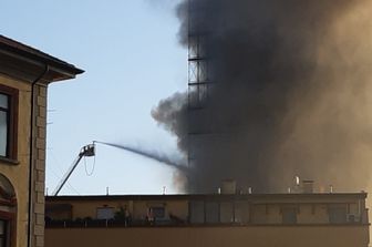 L'incendio alla Torre dei Moro a Milano