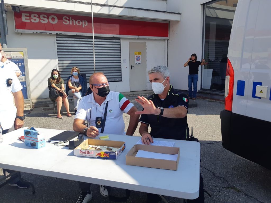 Gli uomini della protezione civile raccolgono le chiavi degli appartamenti della Torre del Moro, distrutta da un incendio il 29 agosto