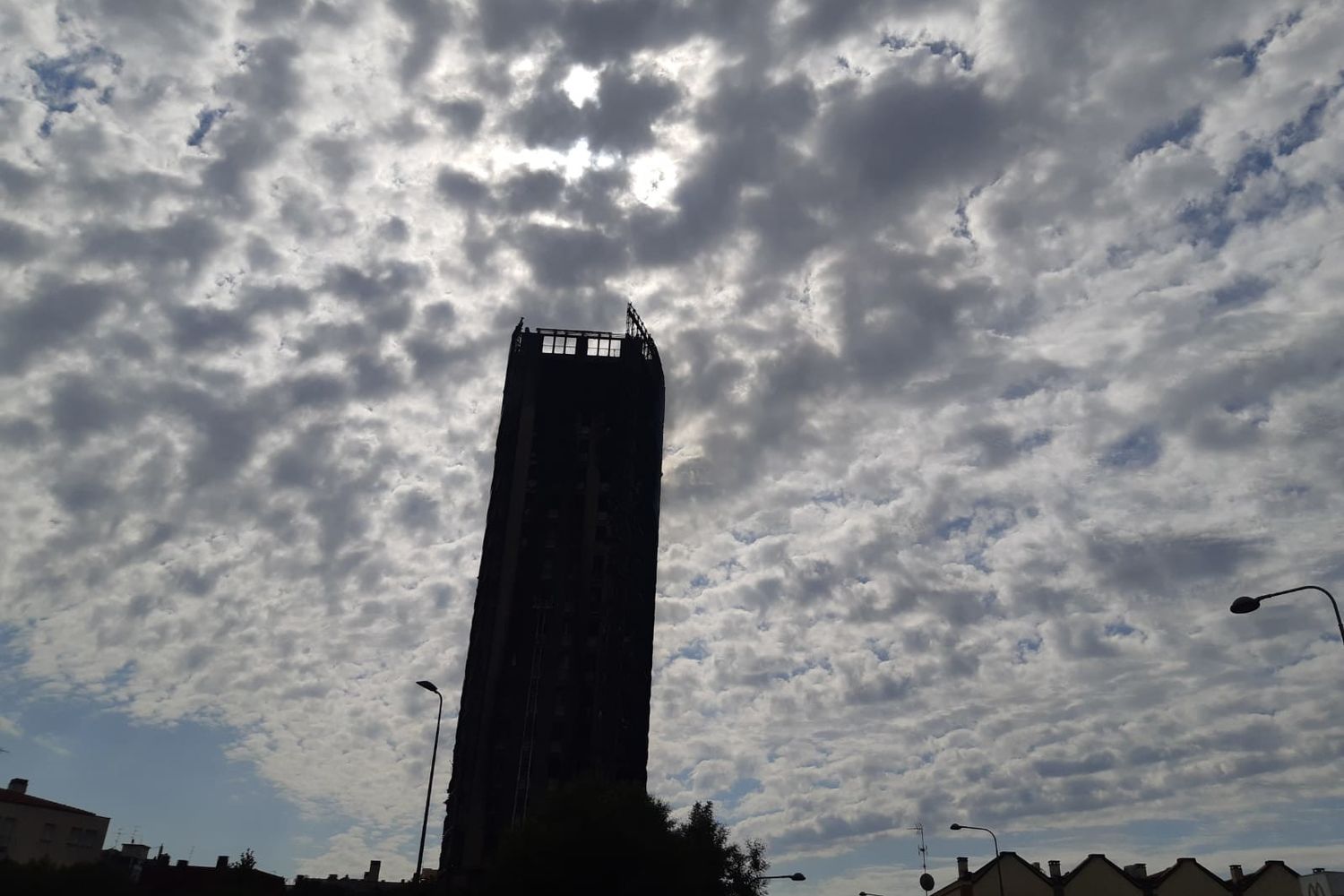 Lo scheletro della Torre del Moro, distrutta dall'incendio del 29 agosto