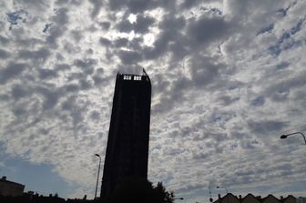 Lo scheletro della Torre del Moro, distrutta dall'incendio del 29 agosto