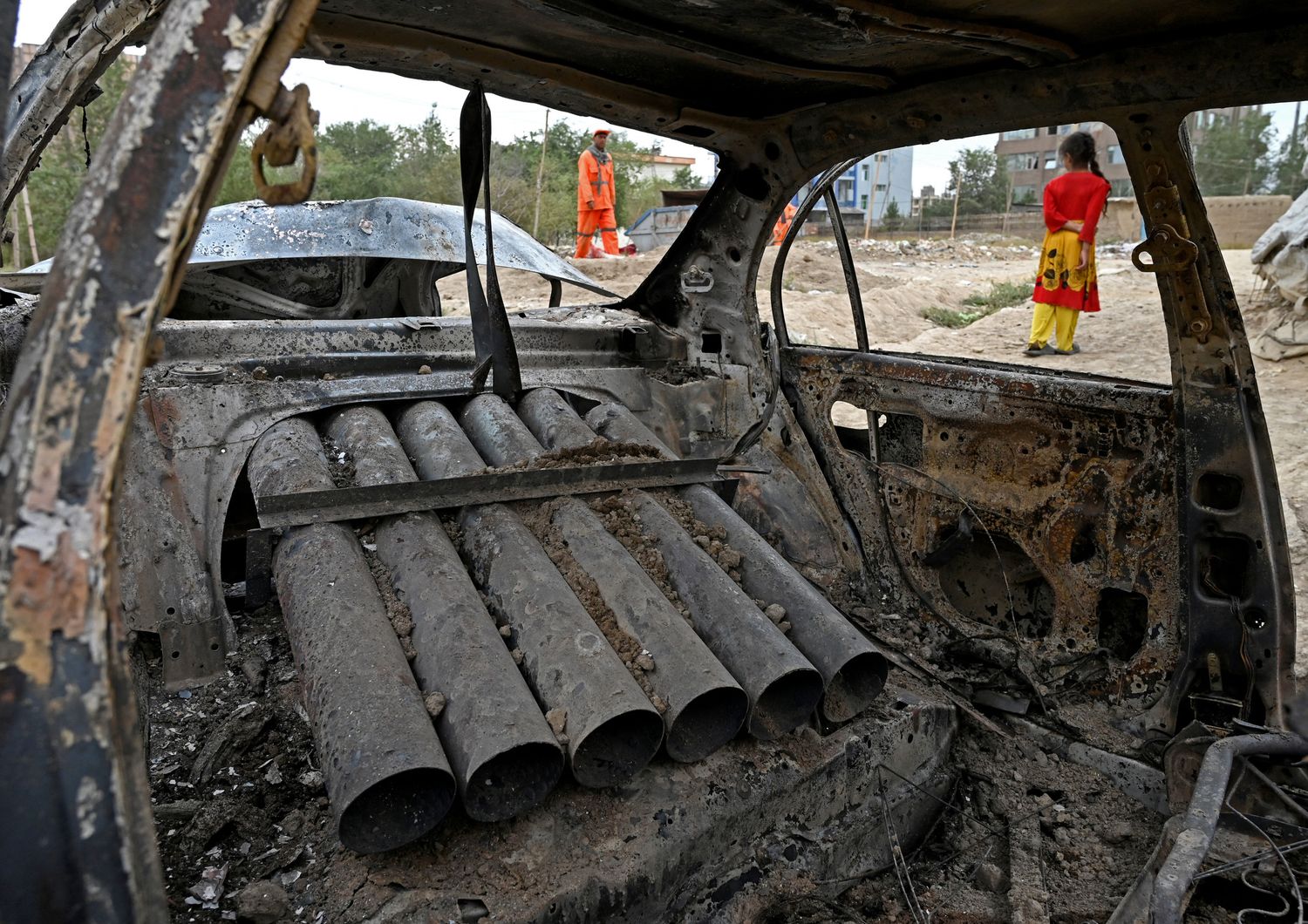I resti dell'auto utilizzata per montare la batteria di razzi katyusha