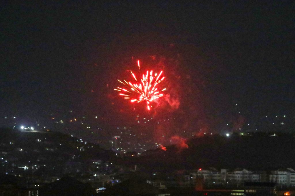 Festeggiamenti sopra Kabul dopo partenza ultimo aereo Usa